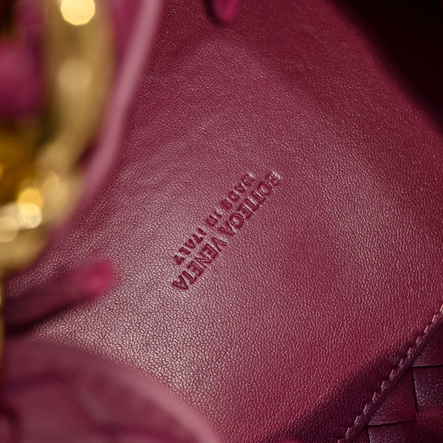 Batch 2060 BOTTEGA VENETA 2025 Autumn New Product Medium Parachuta The long-awaited new medium parachuta is here, with a unique appearance and iconic metal knots, and a whole piece of leather folds the four corners into a parachute shape! The exquisite Knot metal buckle is like putting jewelry on a bag. It is high-end and elegant. Its super capacity can hold all your things! The overall effect of this bag is very different from before. It is neither too delicate to provide a large capacity nor too bulky because of its practicality. It simply provides a perfectly suitable bag for casual and simple people👜 Style number: 5921 Size: 29.5*18.5*17.5cm